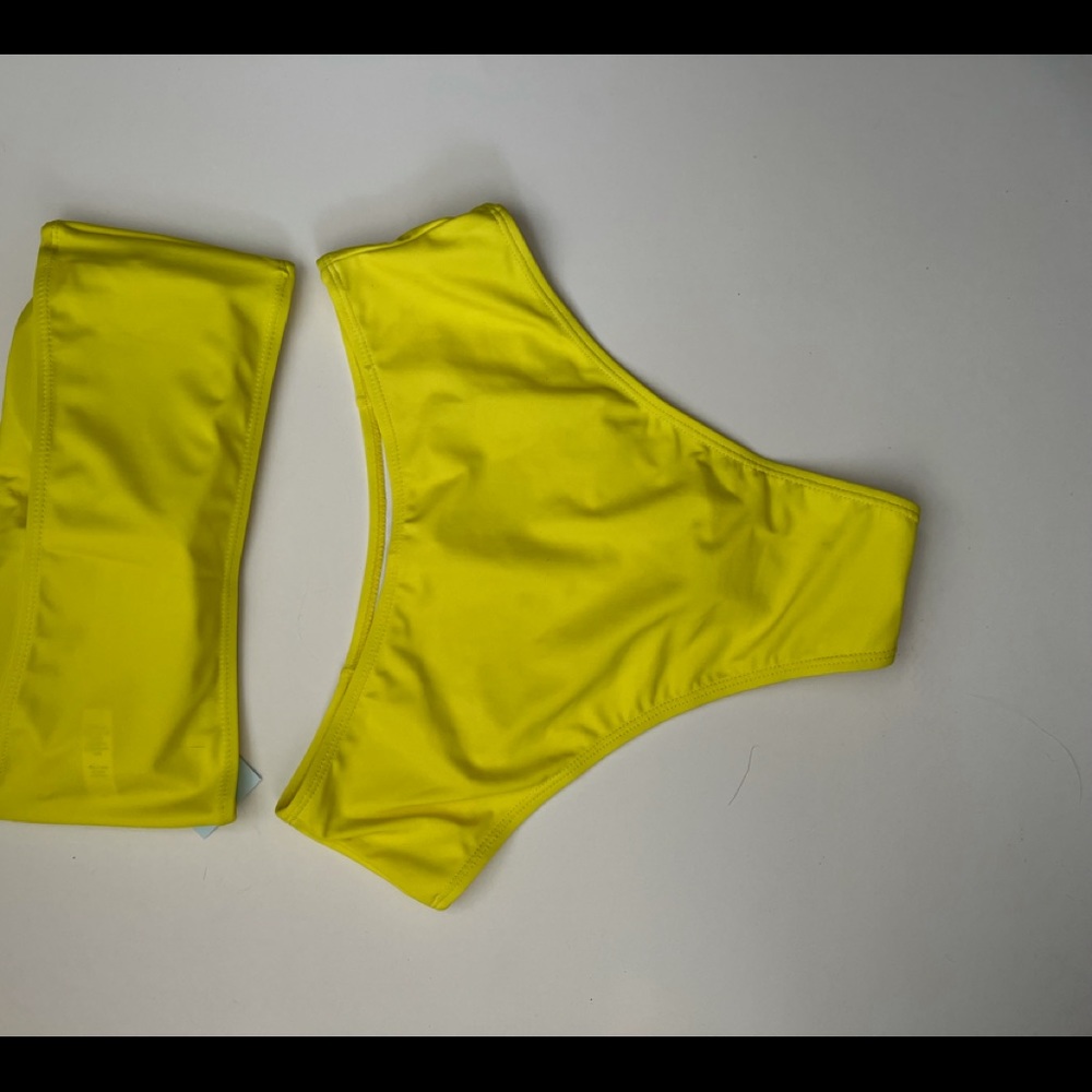 Yellow strapless 2 piece swim suite